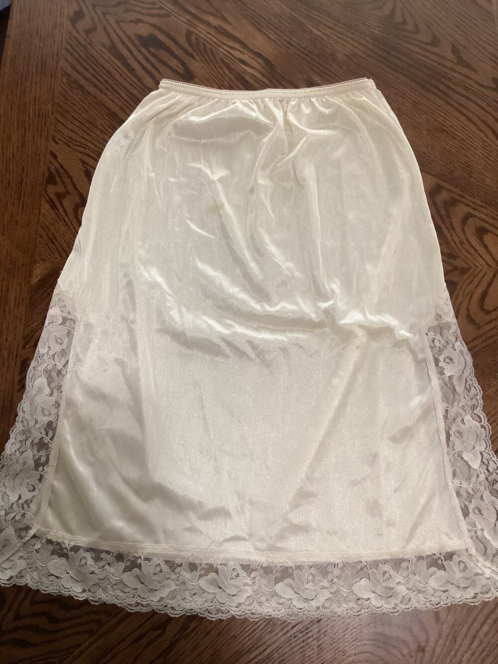 Vntg Mel-Lin Nylon Ivory Rose Lace Half Slip Medium